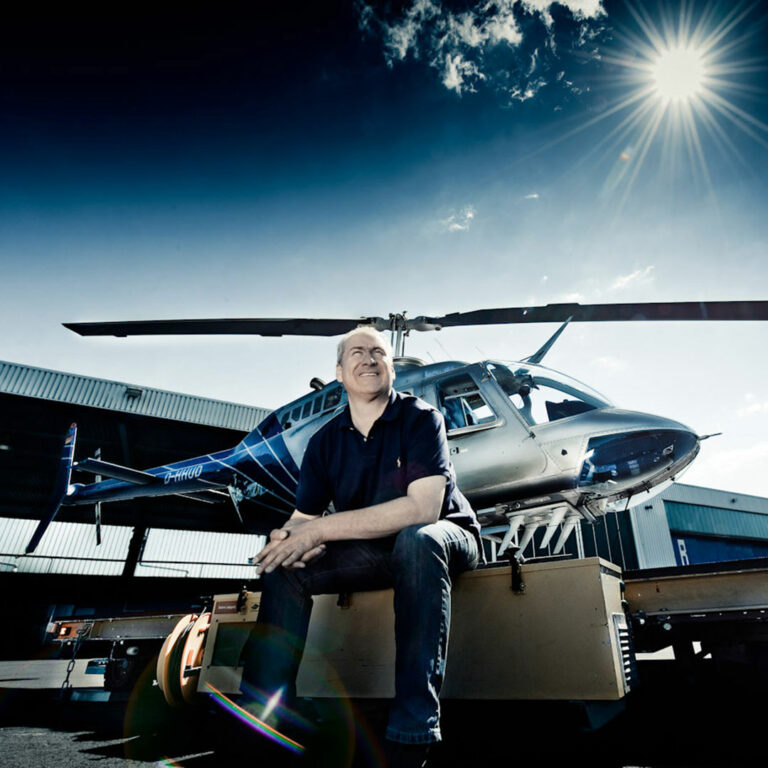 Kay Stabenow vor seiner Bell 206 am Flughafen Siegerland