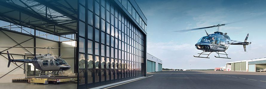 Bell 206 schwebt vor dem kayfly Hangar am Flughafen Siegerland